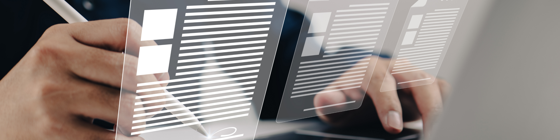 Eine Hand mit einem ePen und eine Hand am Laptop. Es sind digitale Formulare über dem Laptop.