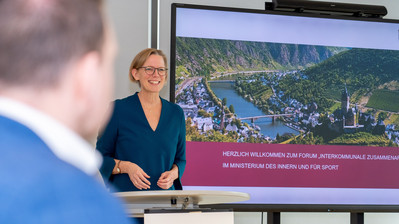 Staatssekretärin Simone Schneider beim 1. Forum "Interkommunale Zusammenarbeit" in Mainz. Staatssekretärin Simone Schneider beim 1. Forum "Interkommunale Zusammenarbeit" in Mainz.